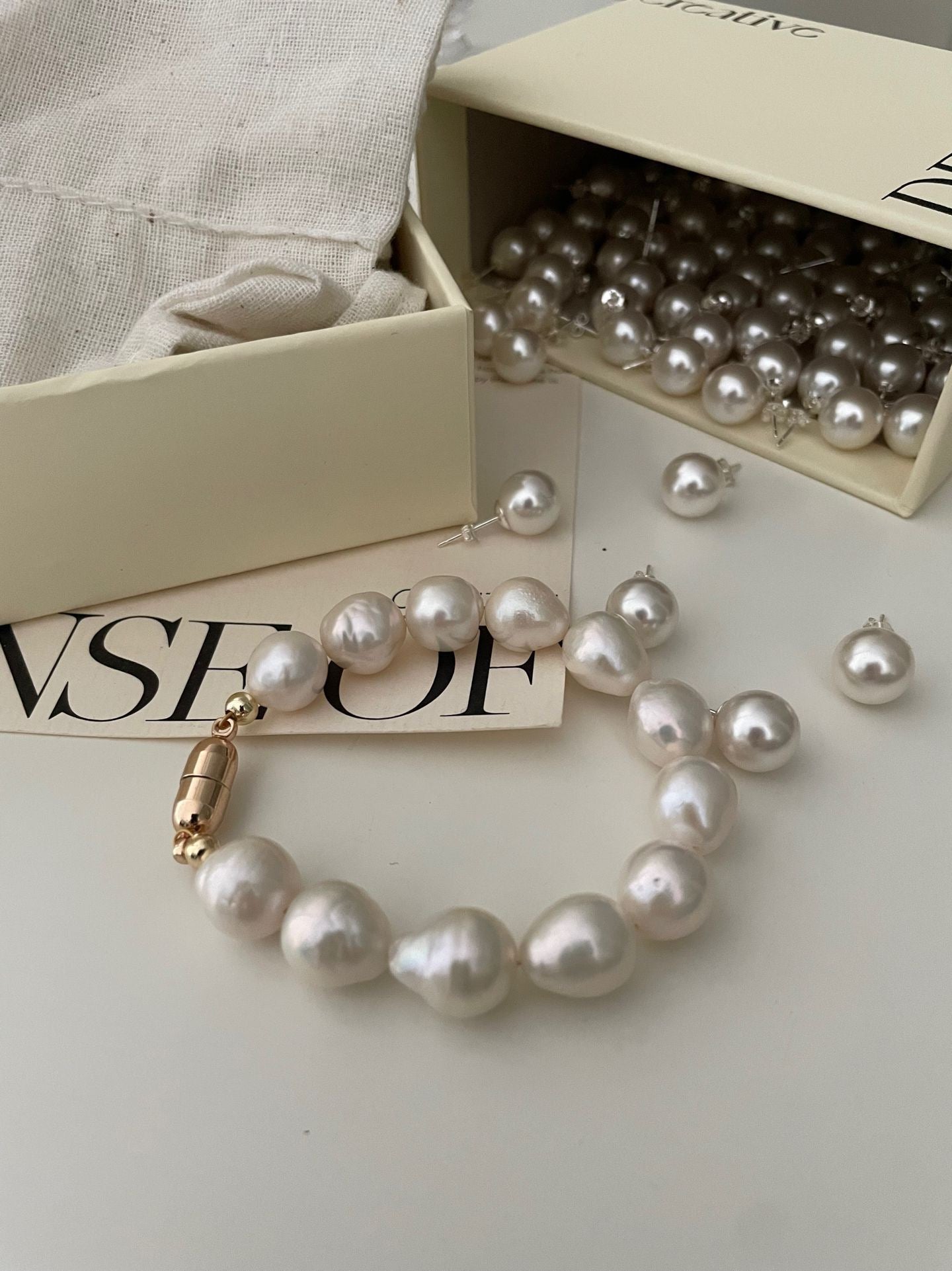 Freshwater Pearl Capsule Buckle Bracelet