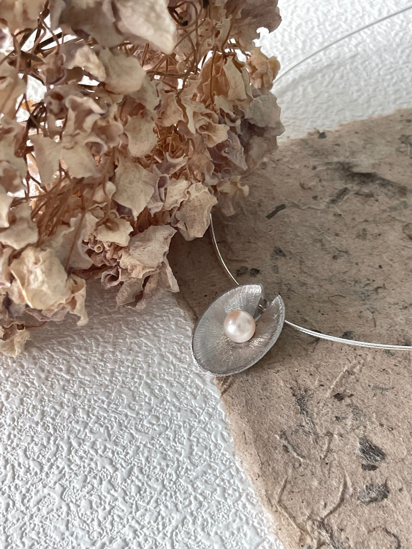 Ruffle Eye Pearl Necklace