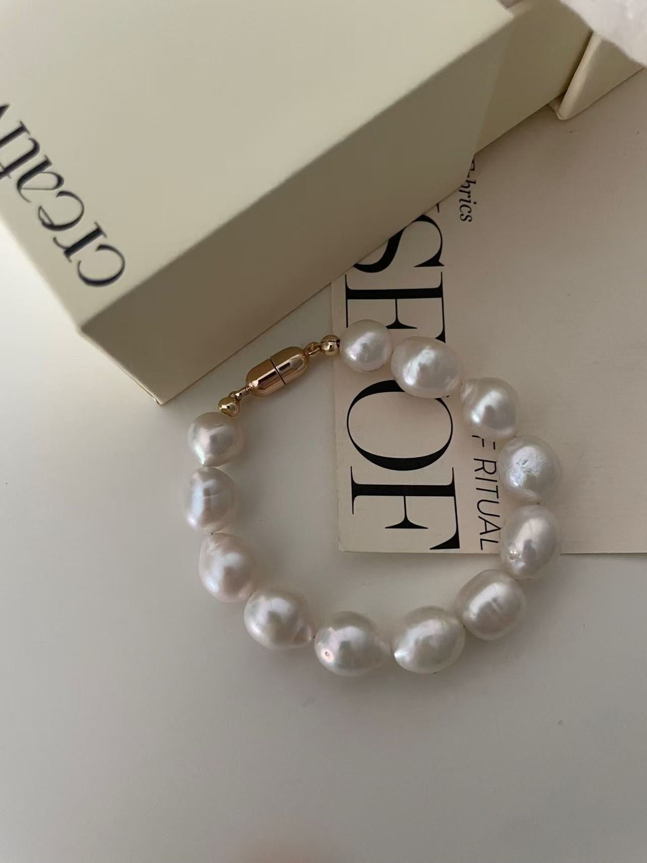 Freshwater Pearl Capsule Buckle Bracelet