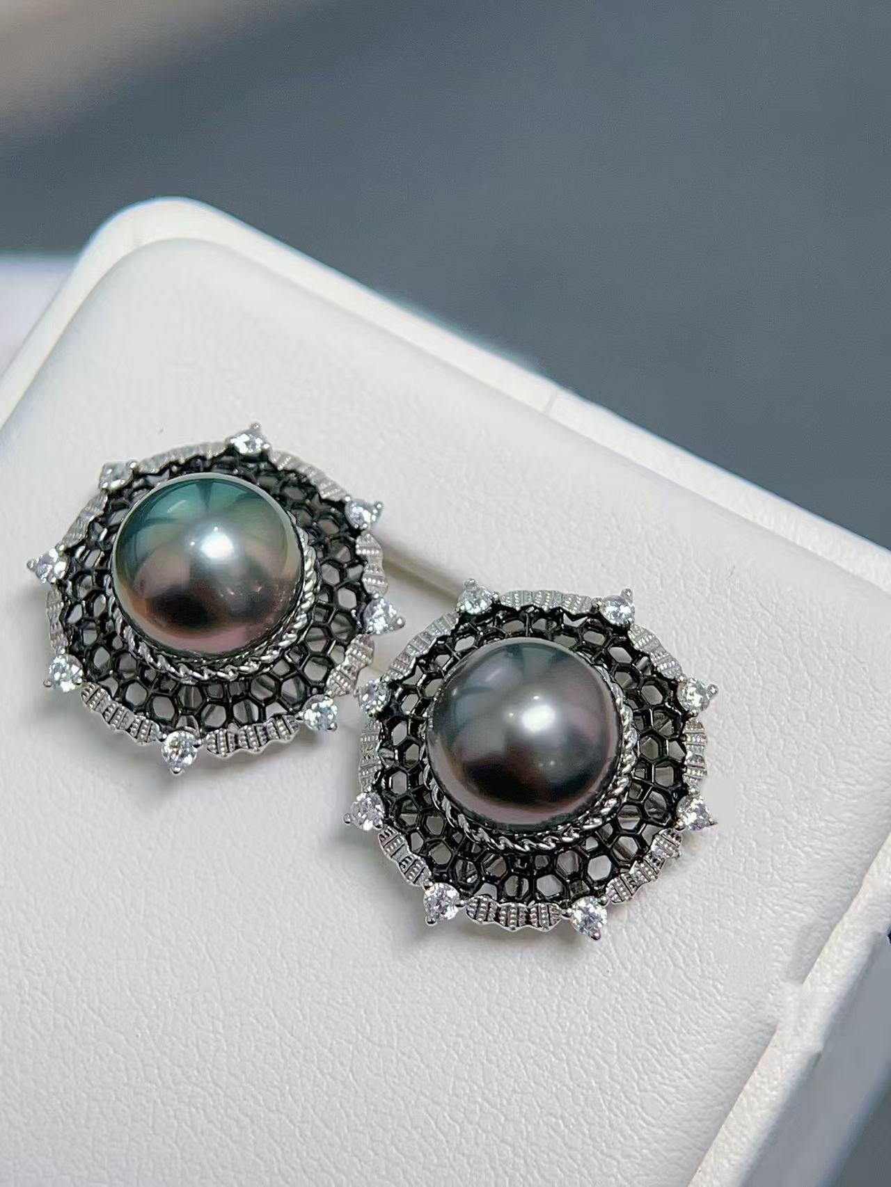 Noir Filigree – Black Tahitian Pearl Lace Studs