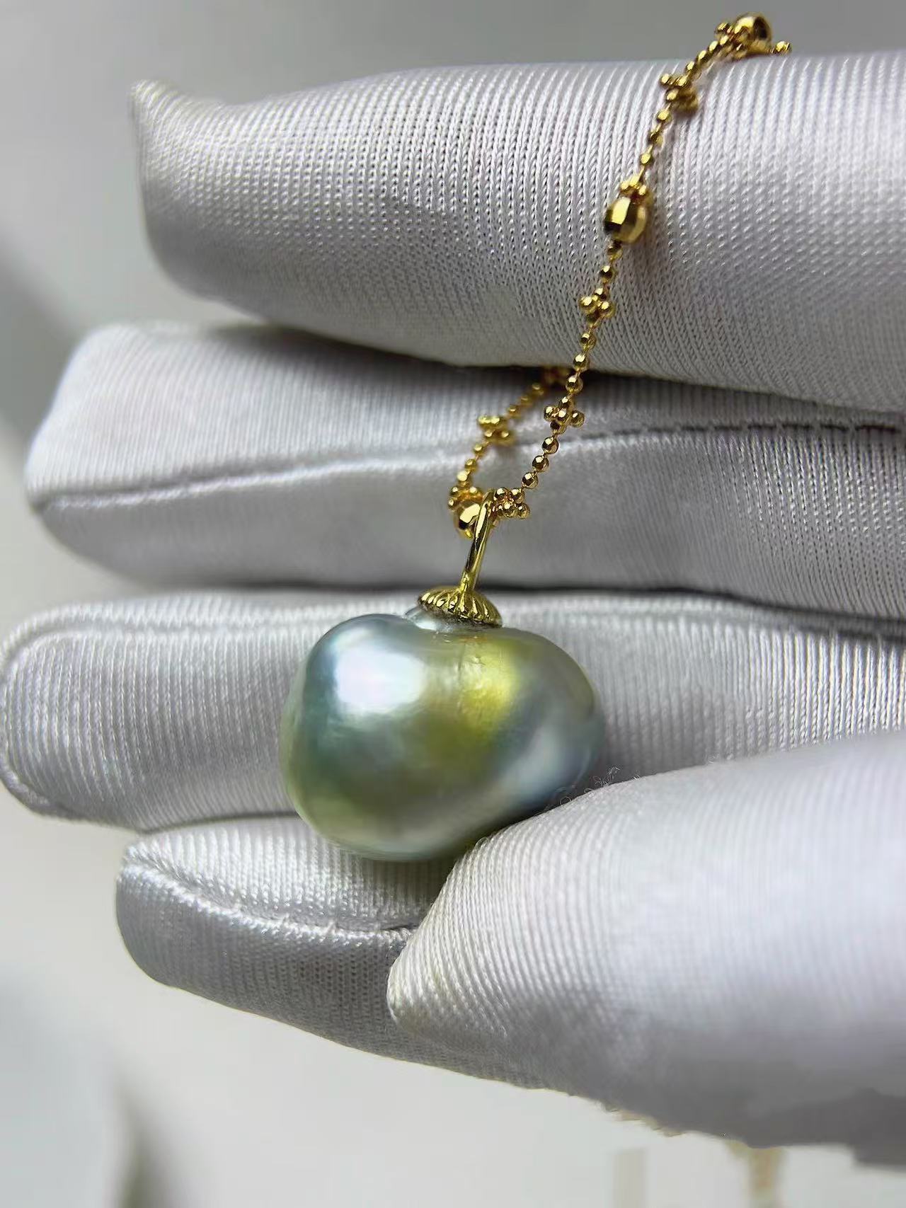 “Small half-ripe pumpkin” Gold and Green Gilt Rare Australian White Sea Water Pearls Necklace