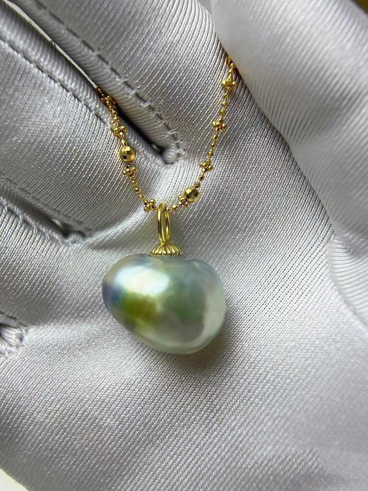 “Small half-ripe pumpkin” Gold and Green Gilt Rare Australian White Sea Water Pearls Necklace