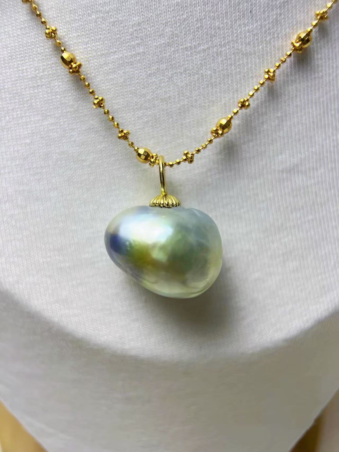 “Small half-ripe pumpkin” Gold and Green Gilt Rare Australian White Sea Water Pearls Necklace