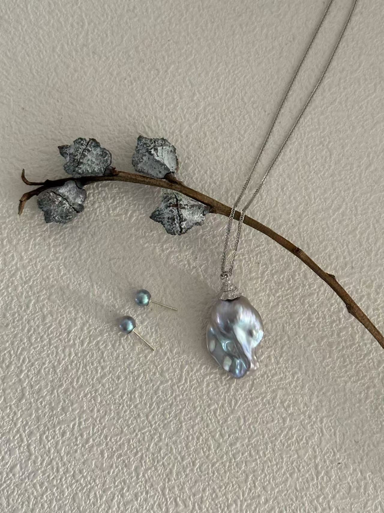 ‘Fishtail Hat’ grey-blue seawater baroque pearl pendant