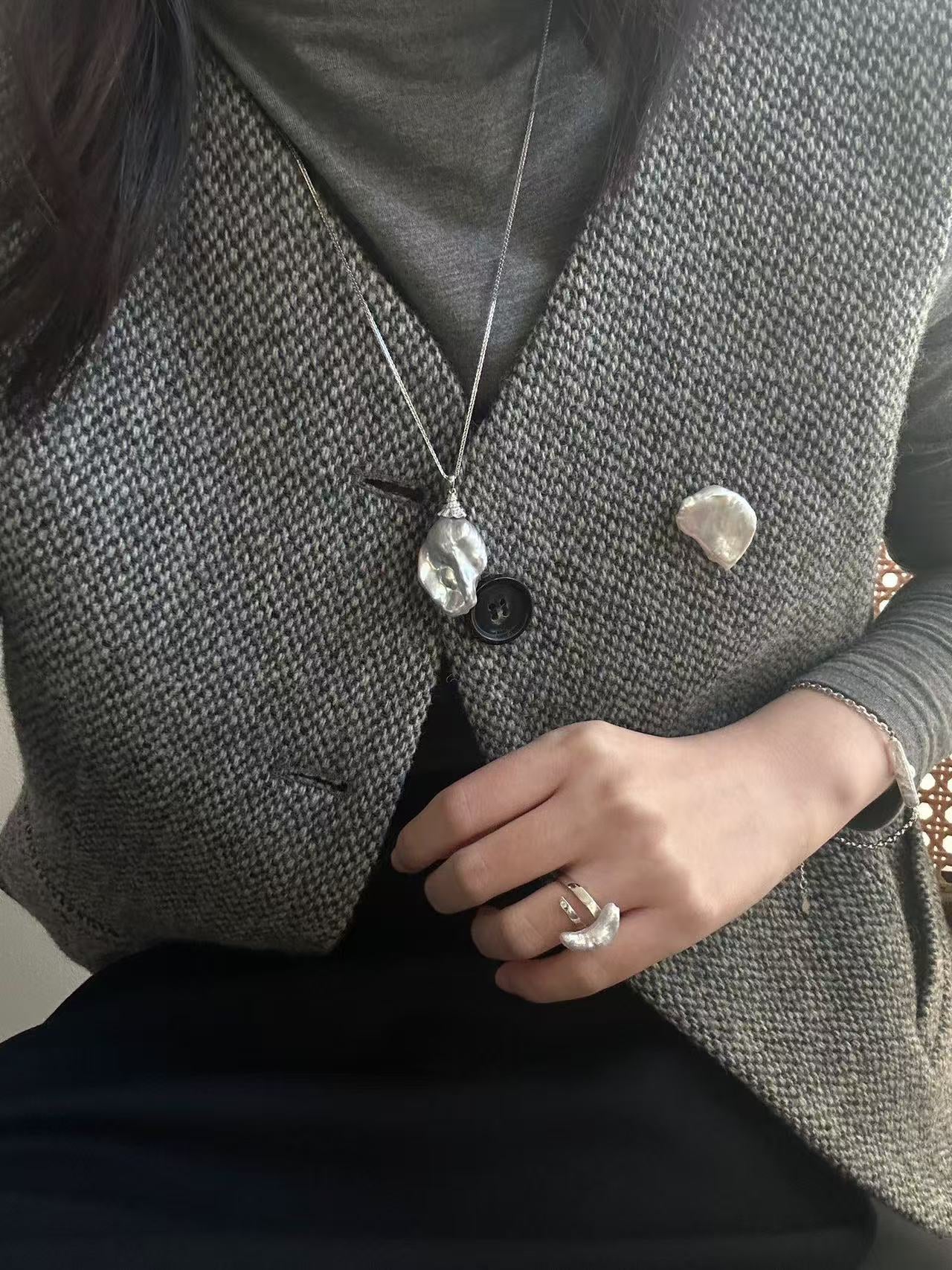 ‘Fishtail Hat’ grey-blue seawater baroque pearl pendant