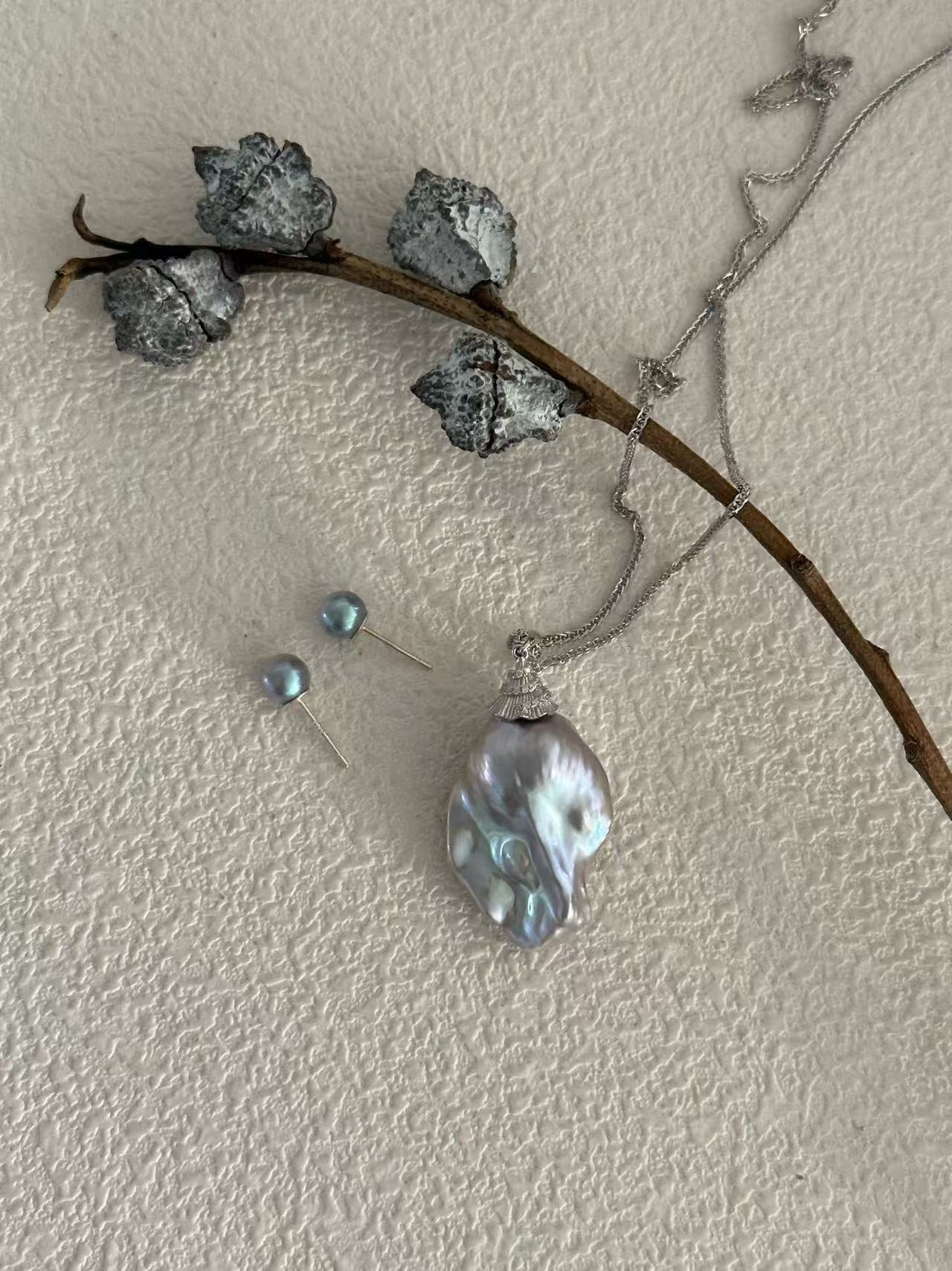 ‘Fishtail Hat’ grey-blue seawater baroque pearl pendant