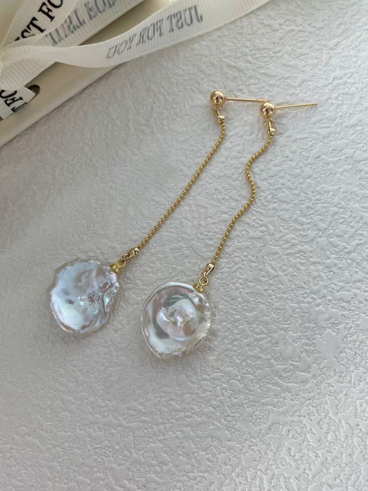 Petal pearl long earrings