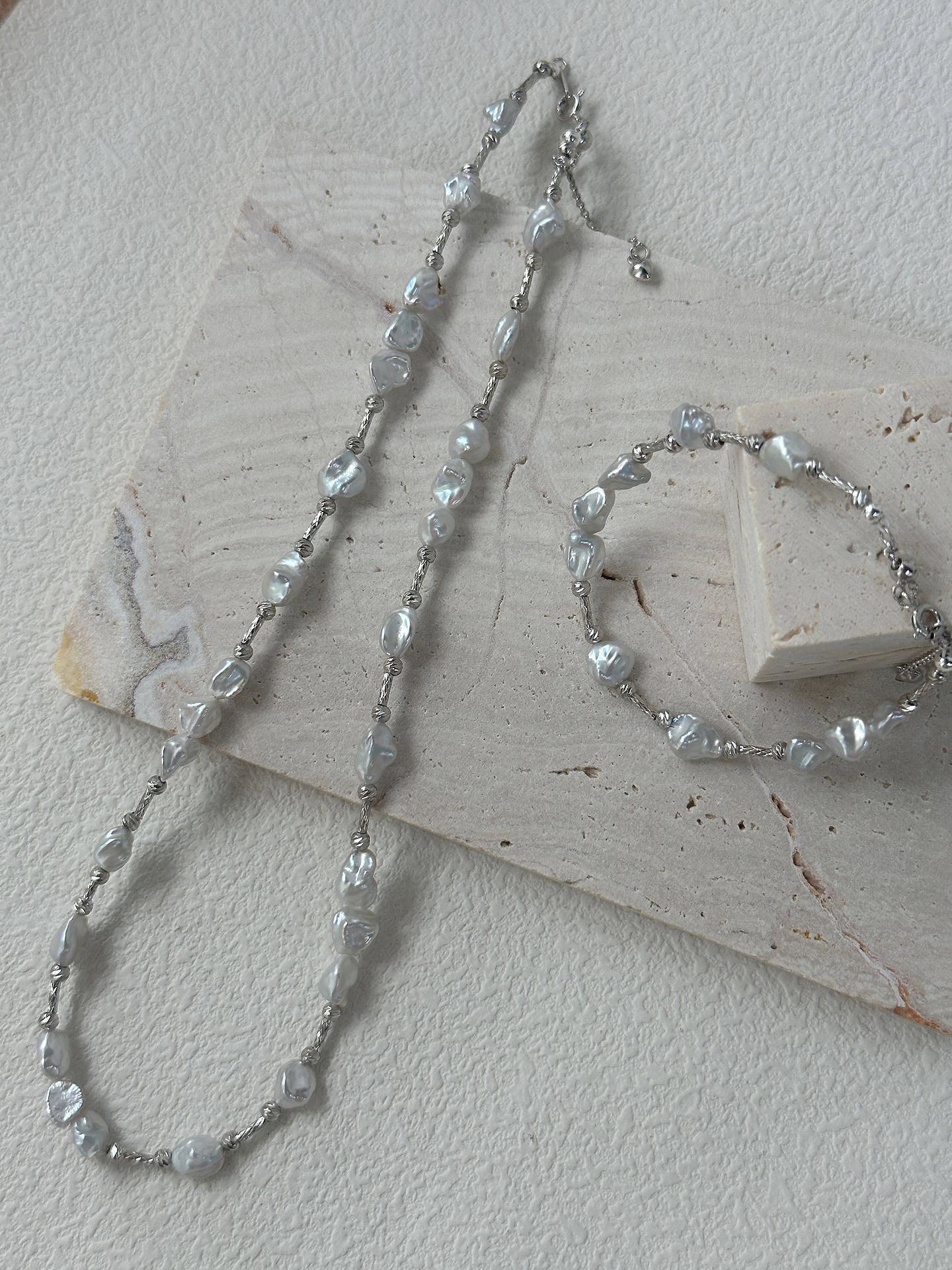Silver and Blue Flow・Natural Keshi Pearl Silver Knot Necklace