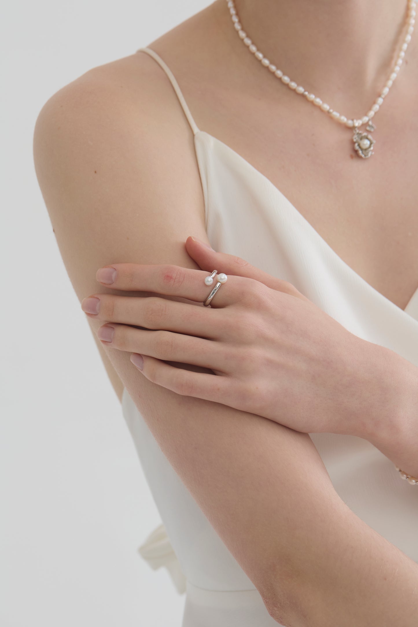 Nude Pearl Floating Ring