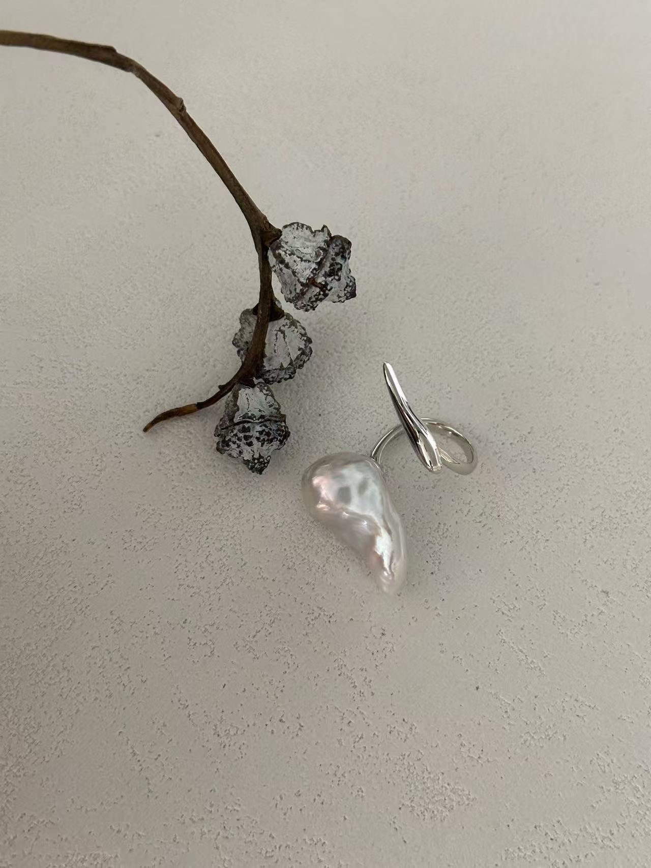 Birdie Baroque Pearl Ring