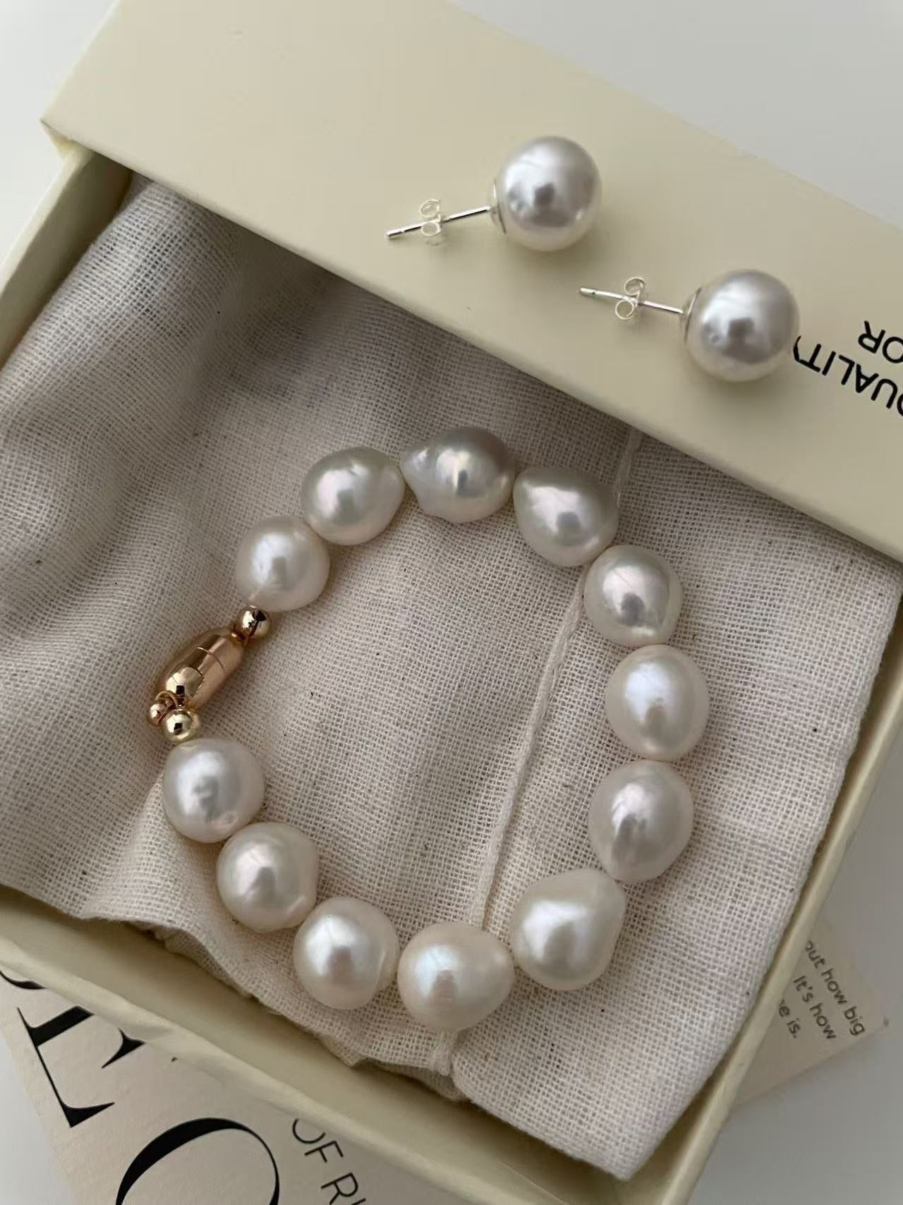 Freshwater Pearl Capsule Buckle Bracelet