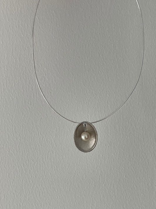 Ruffle Eye Pearl Necklace