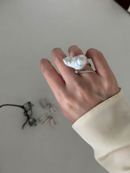 Birdie Baroque Pearl Ring
