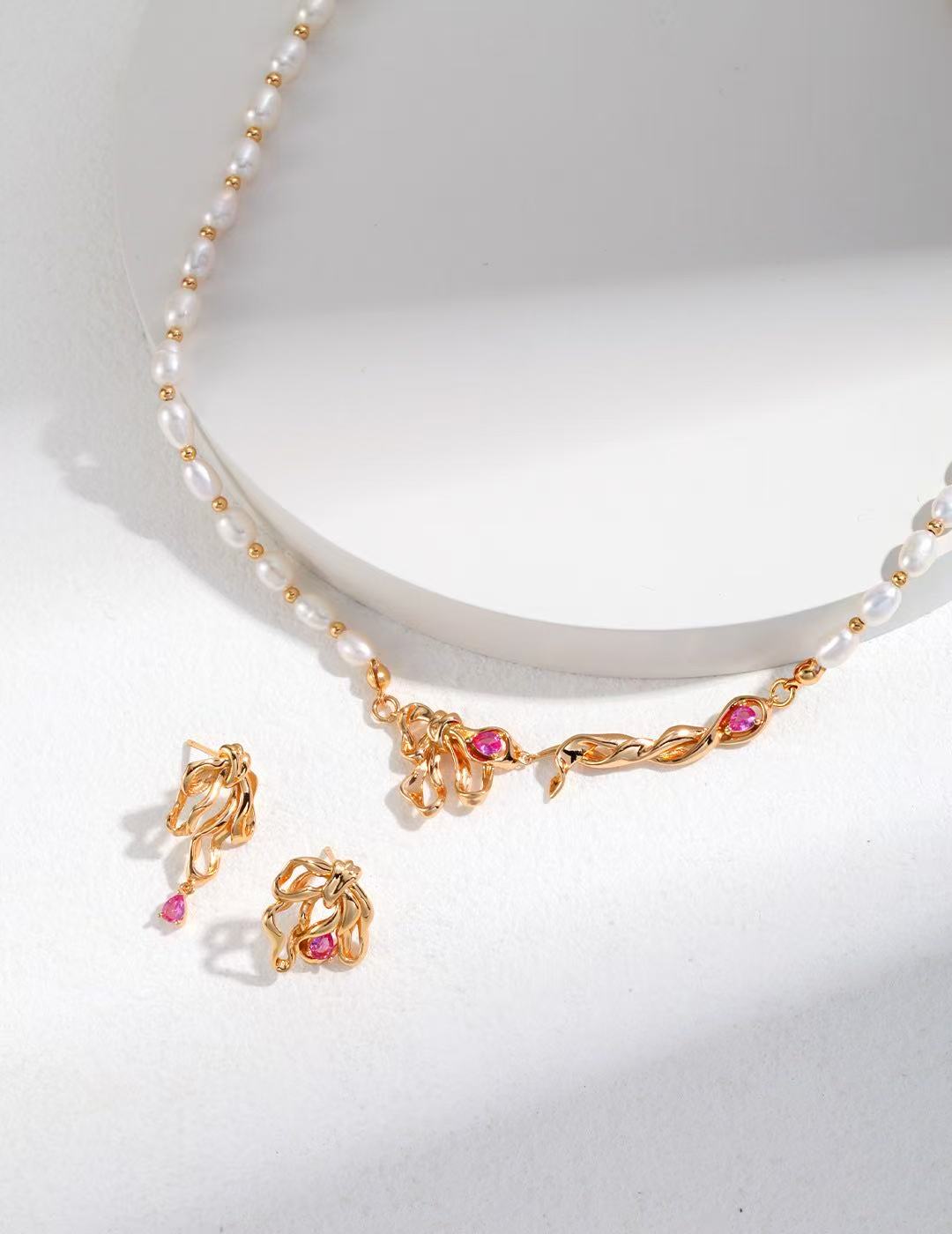 Roses Ruby Pearl Necklace