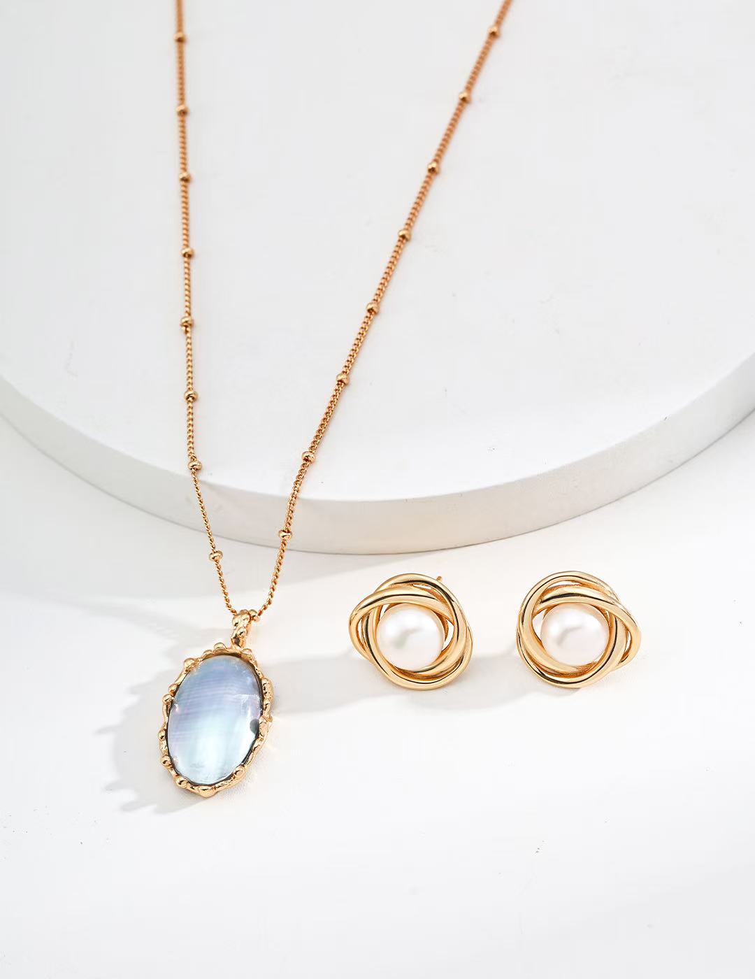 Aurora Horseshoe Shell Pendant
