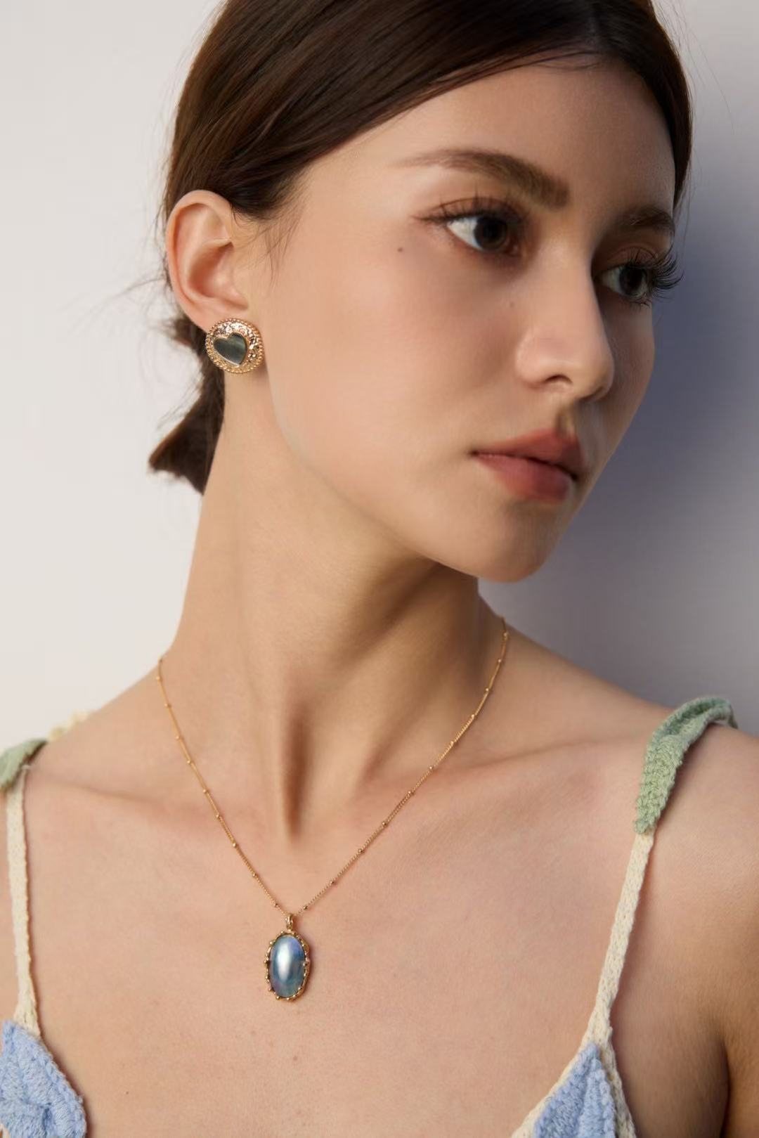 Aurora Horseshoe Shell Pendant
