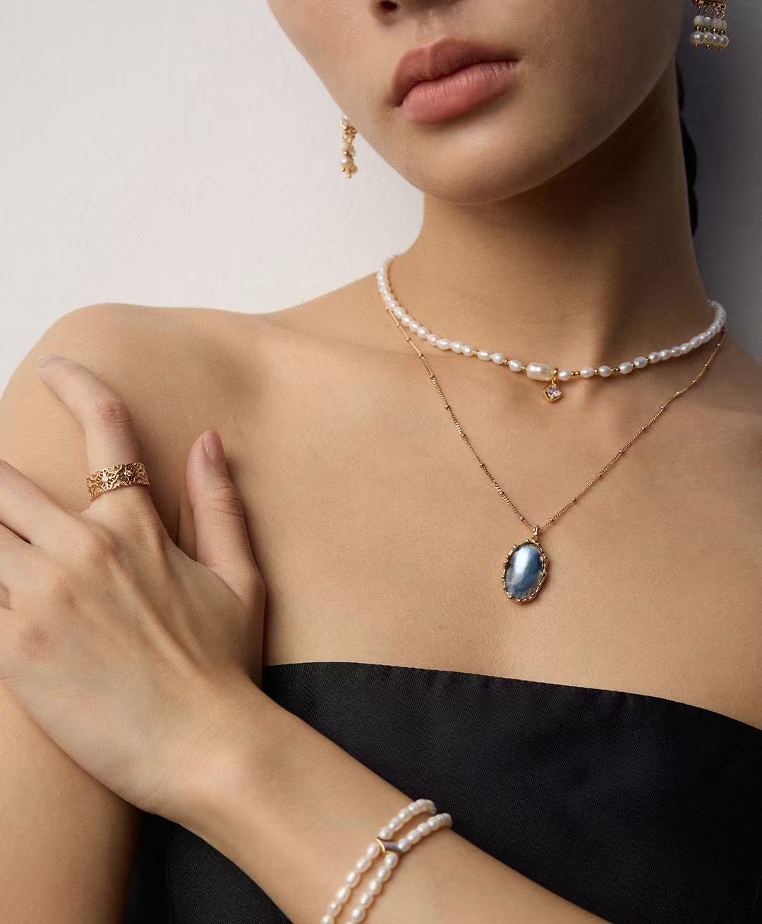 Aurora Horseshoe Shell Pendant