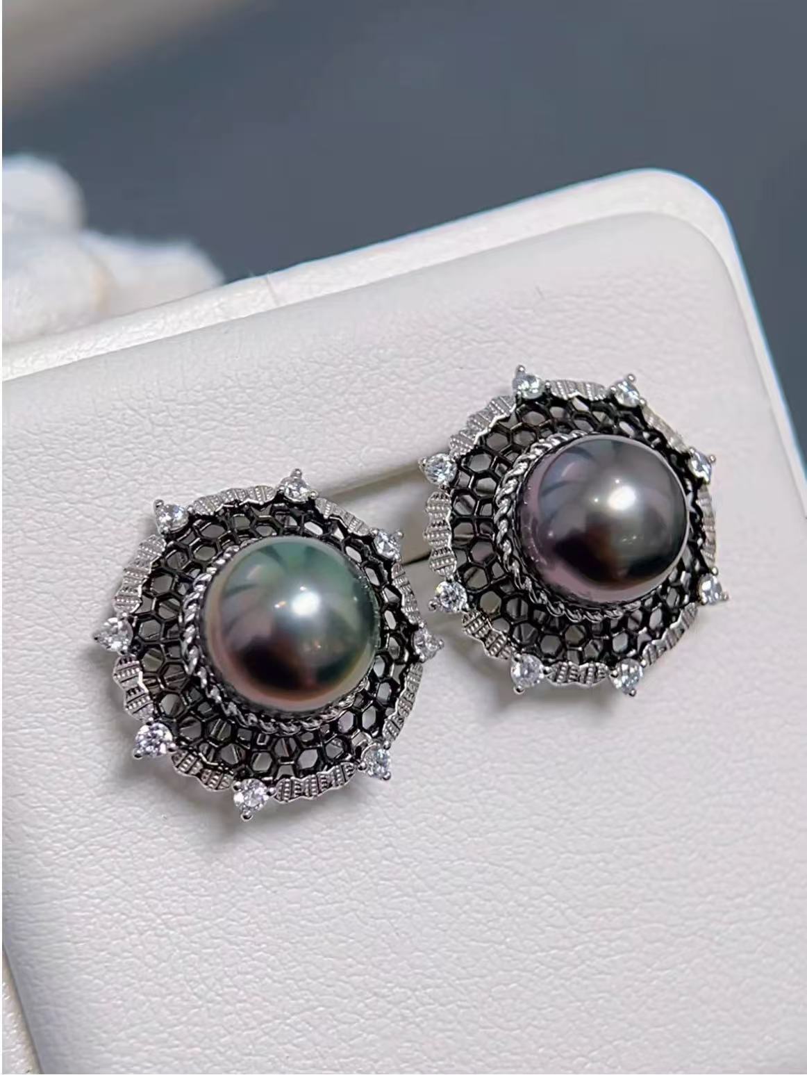 Noir Filigree – Black Tahitian Pearl Lace Studs