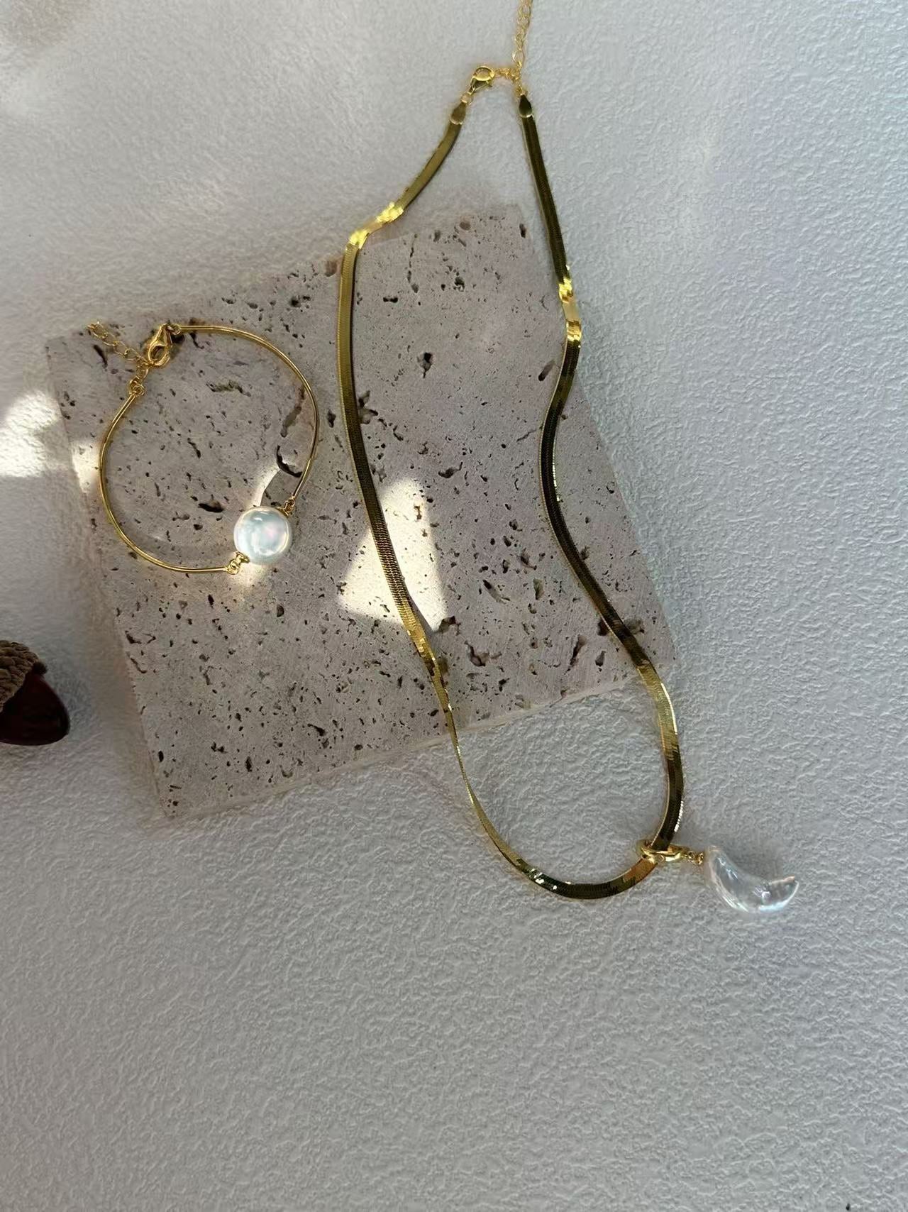 “The sun, moon and stars”Cream Baroque Gold Bracelet&Necklace