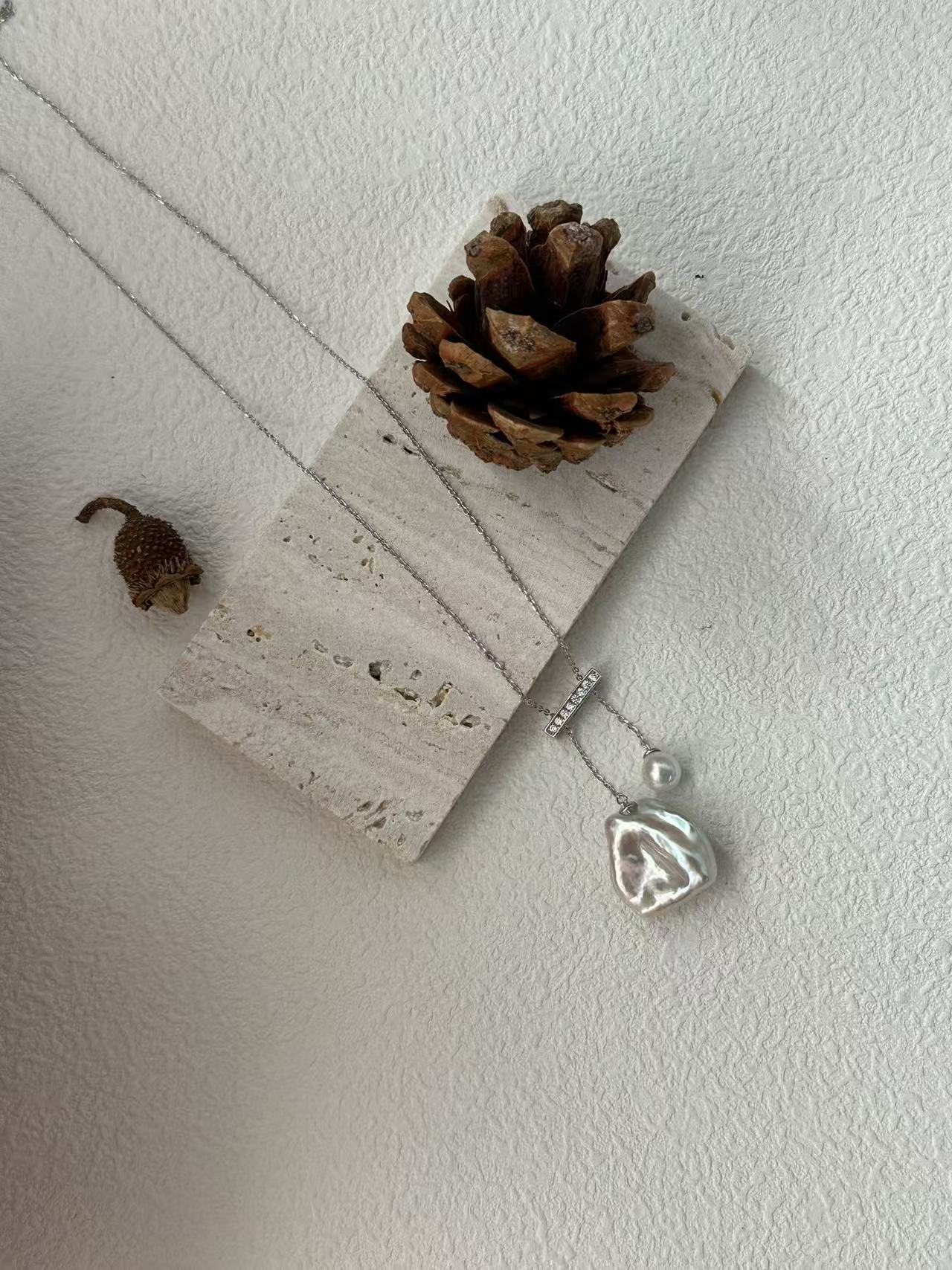 “Balance Wood” Shell Baroque Necklace