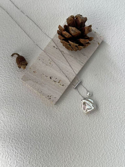 “Balance Wood” Shell Baroque Necklace