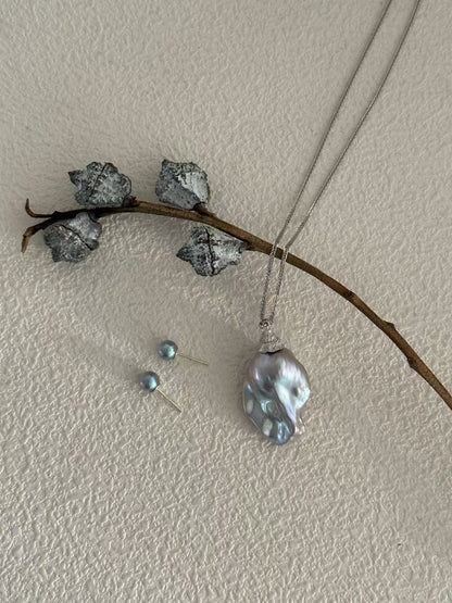 ‘Fishtail Hat’ grey-blue seawater baroque pearl pendant