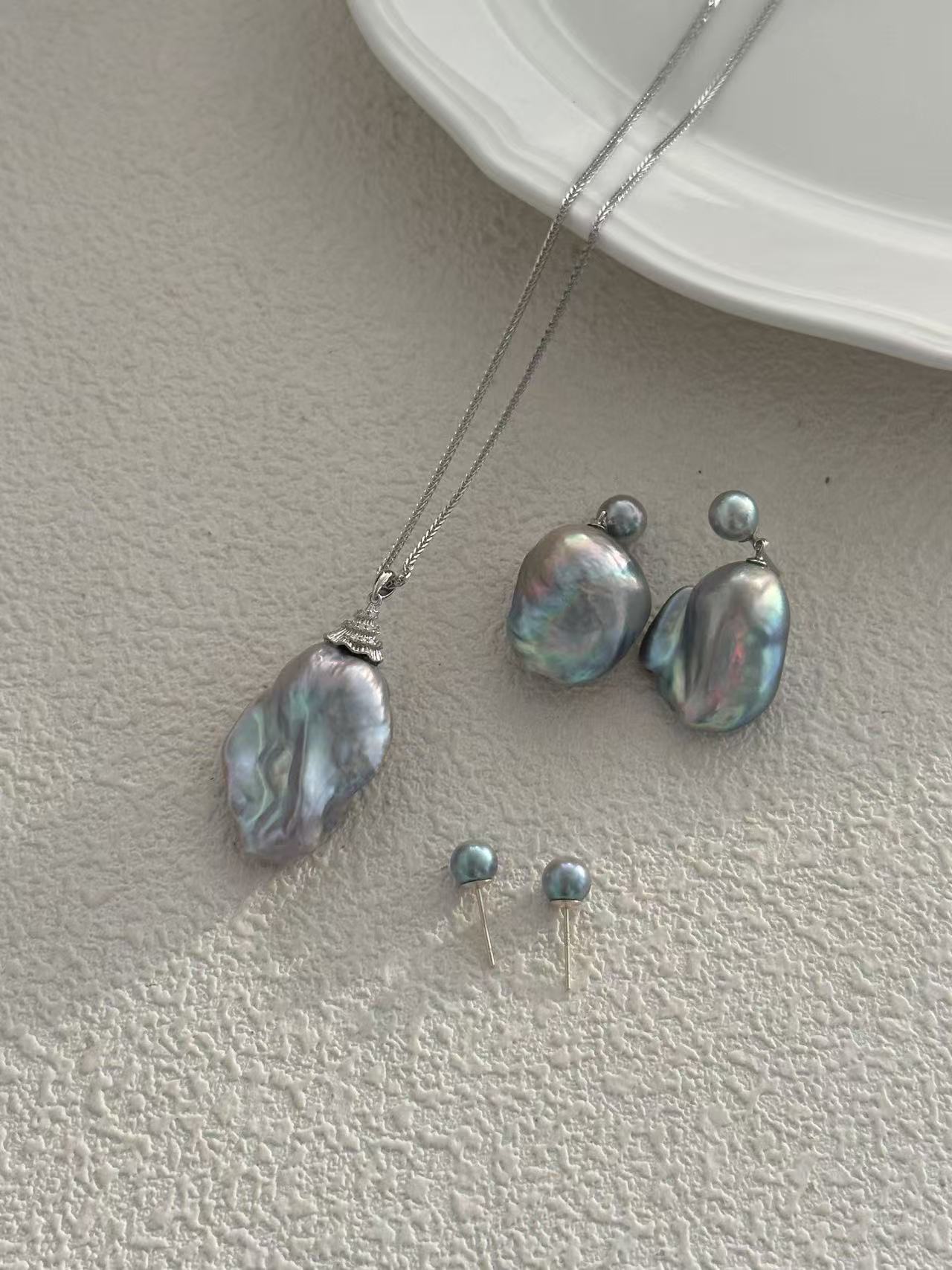 ‘Fishtail Hat’ grey-blue seawater baroque pearl pendant