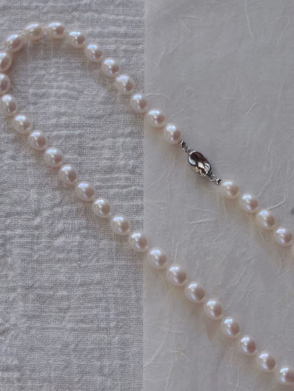 Teardrop-shaped pink lustre freshwater pearl necklace
