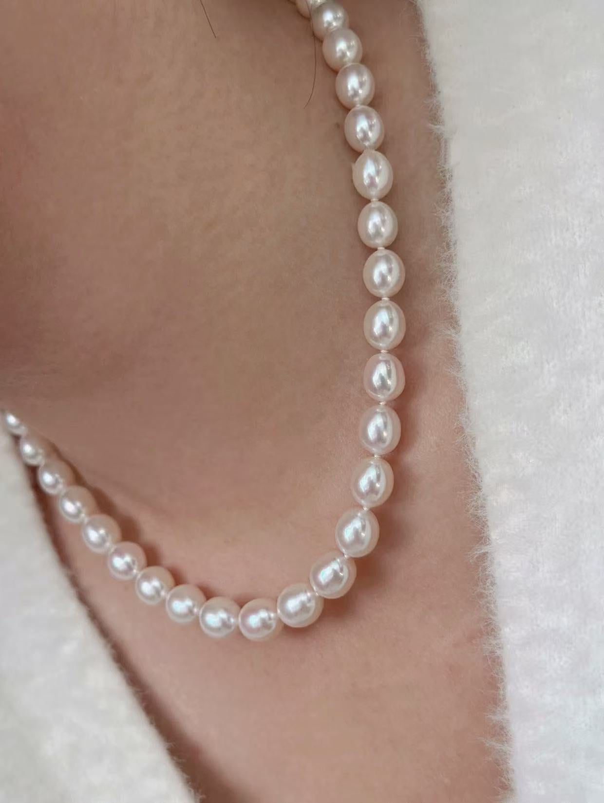 Teardrop-shaped pink lustre freshwater pearl necklace