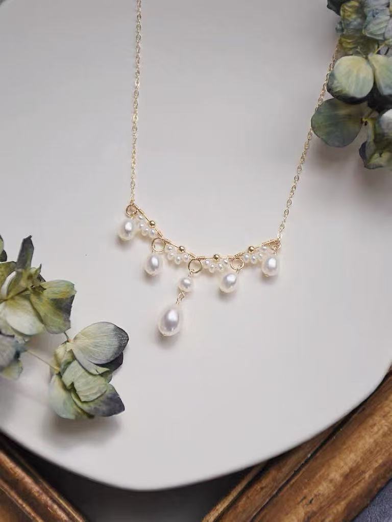 ‘Flowers and Alice’ Hand-woven Mirror-luster teardrop freshwater pearls necklace