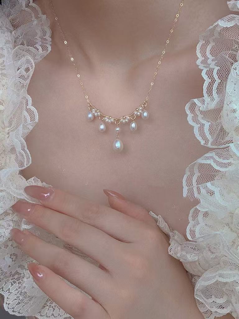 ‘Flowers and Alice’ Hand-woven Mirror-luster teardrop freshwater pearls necklace