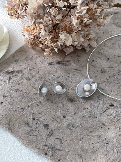 Ruffle Eye Pearl Necklace