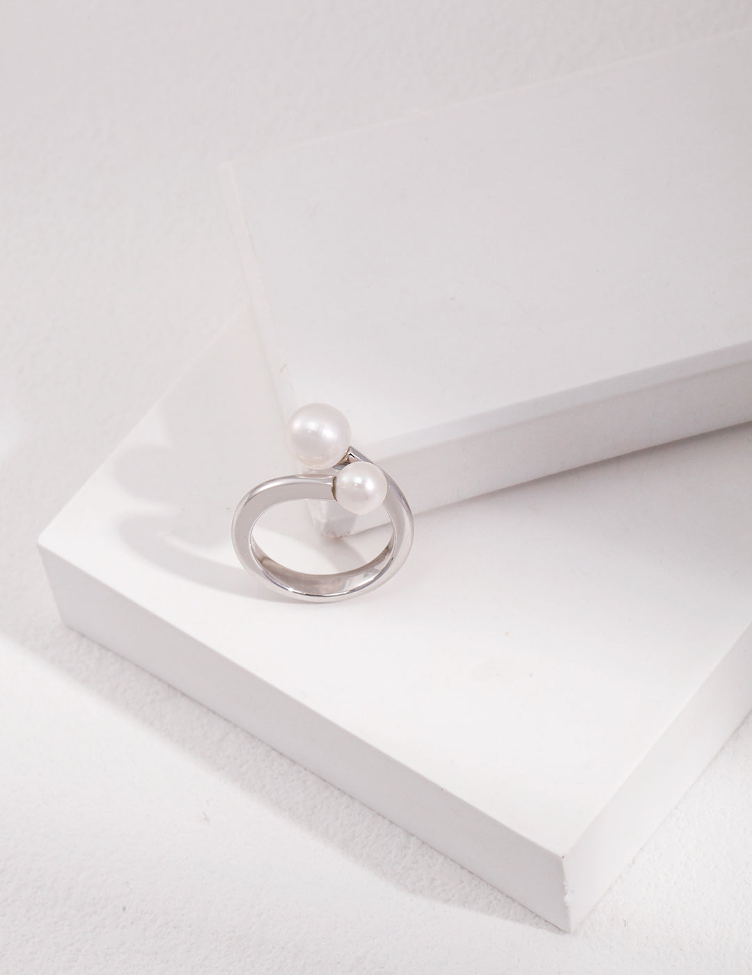 Nude Pearl Floating Ring