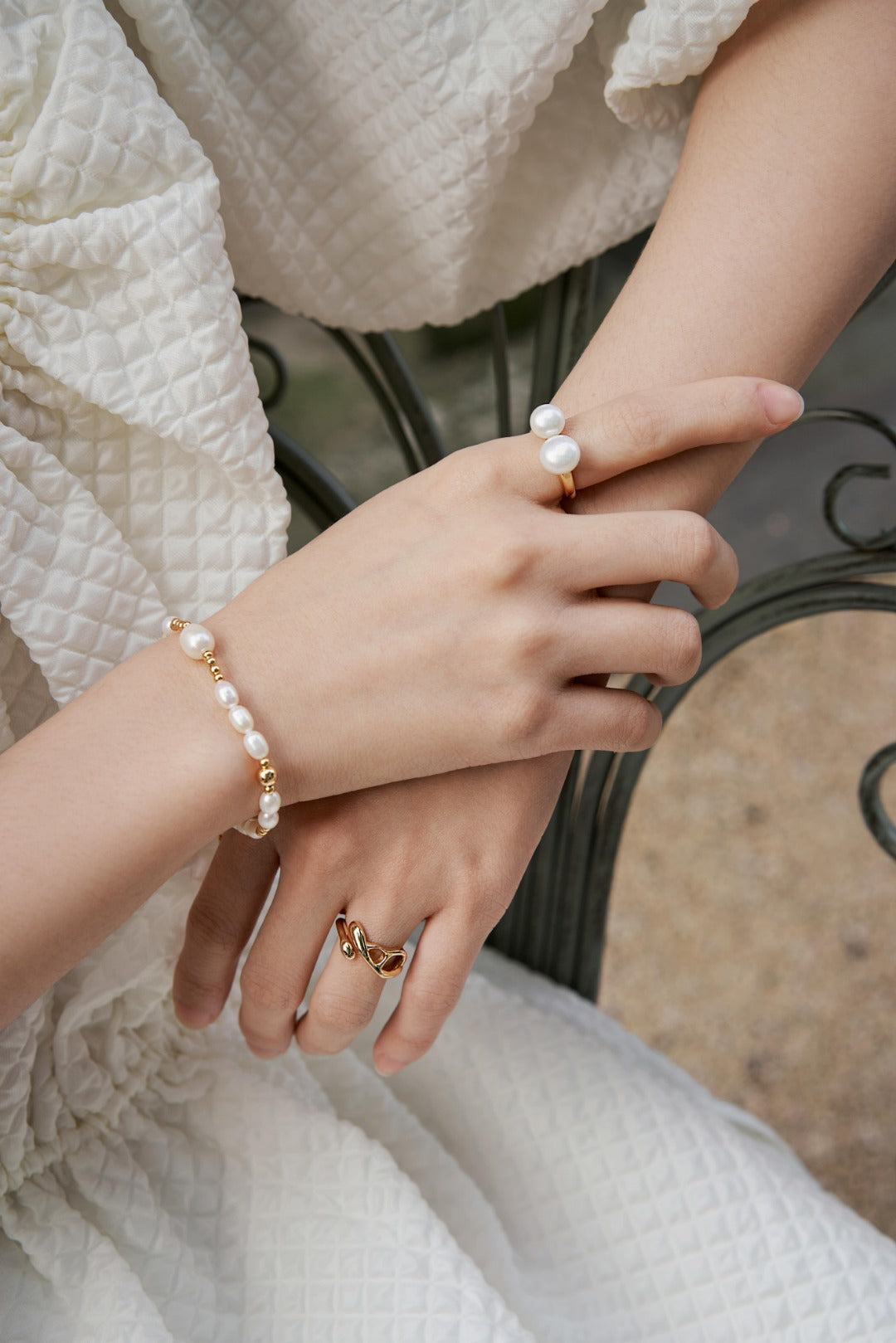 Nude Pearl Floating Ring