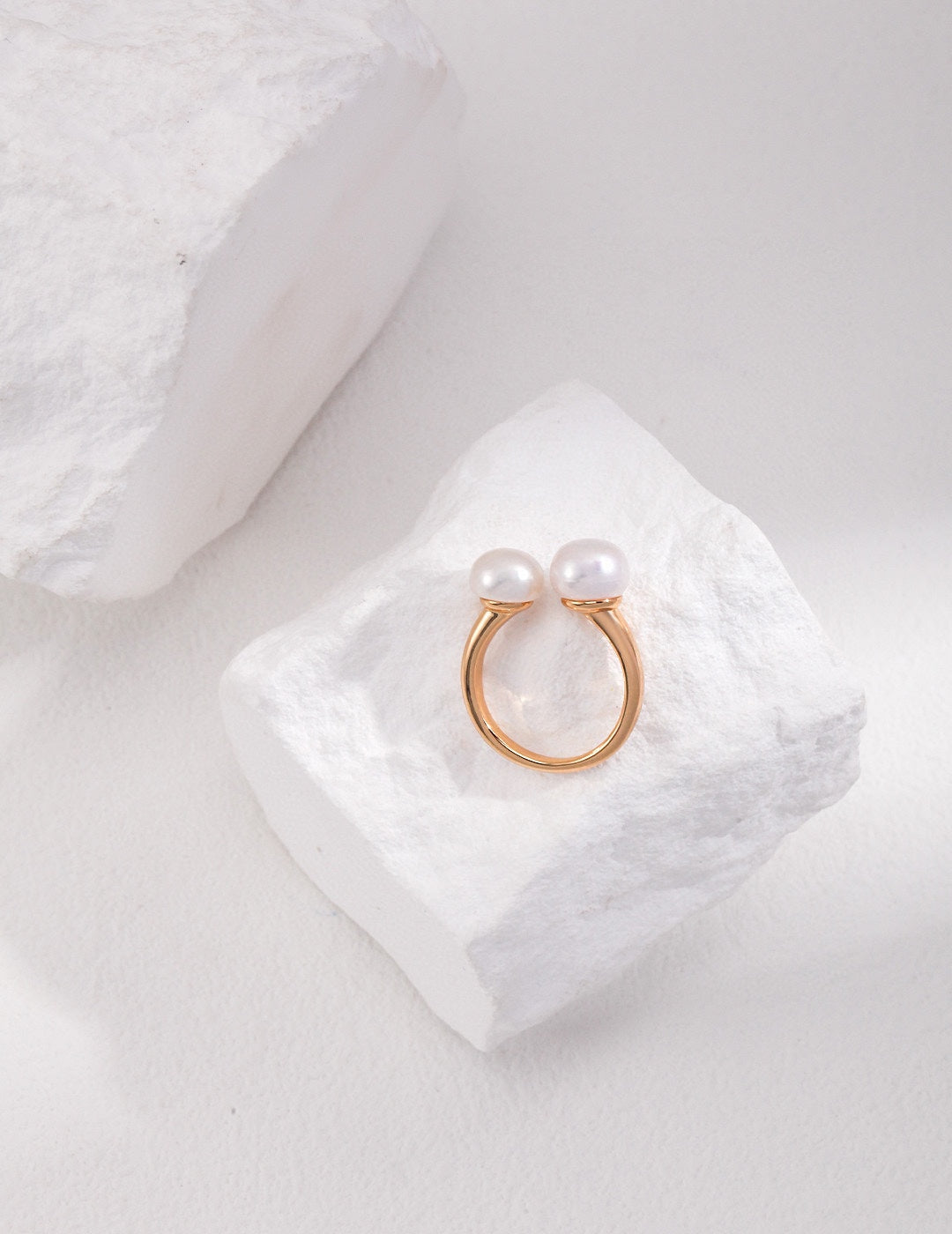 Nude Pearl Floating Ring