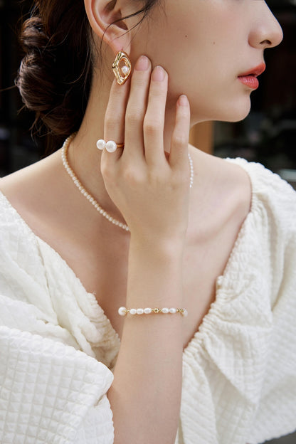 Nude Pearl Floating Ring