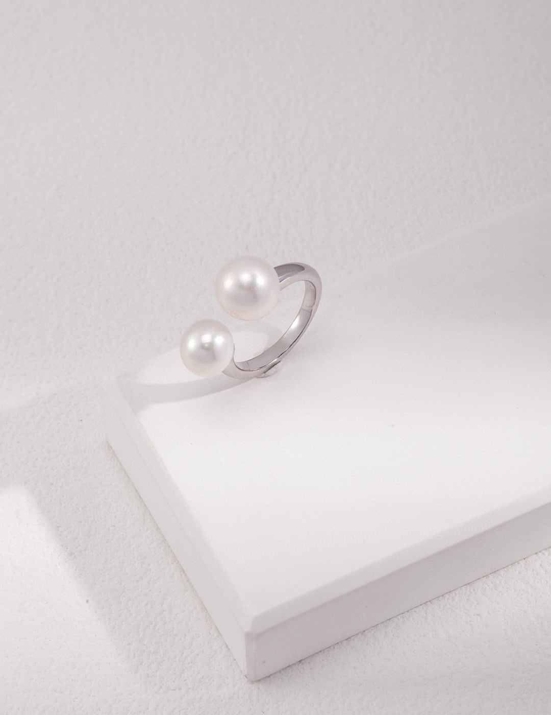 Nude Pearl Floating Ring
