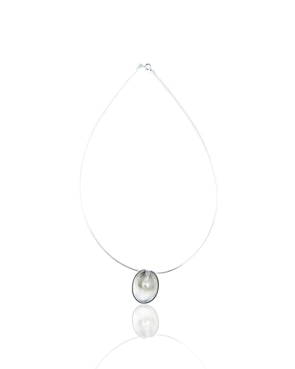 Ruffle Eye Pearl Necklace