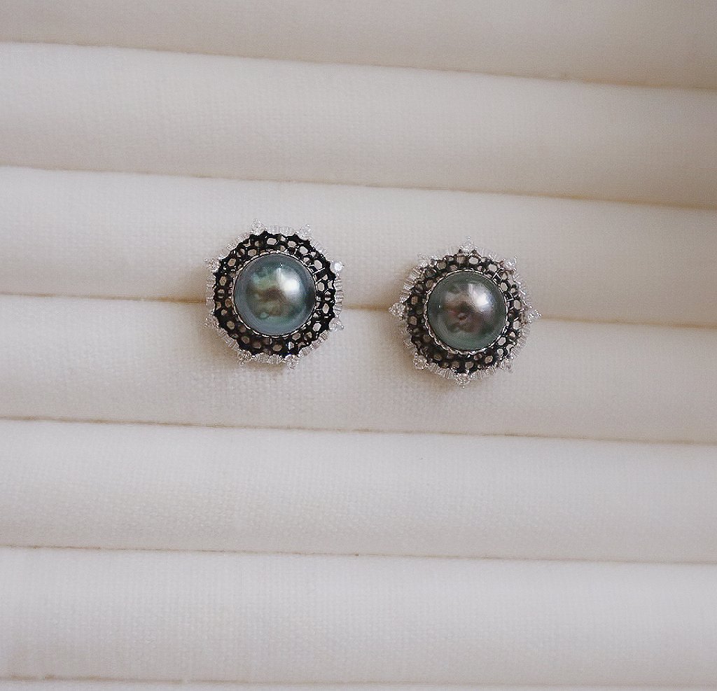 Noir Filigree – Black Tahitian Pearl Lace Studs