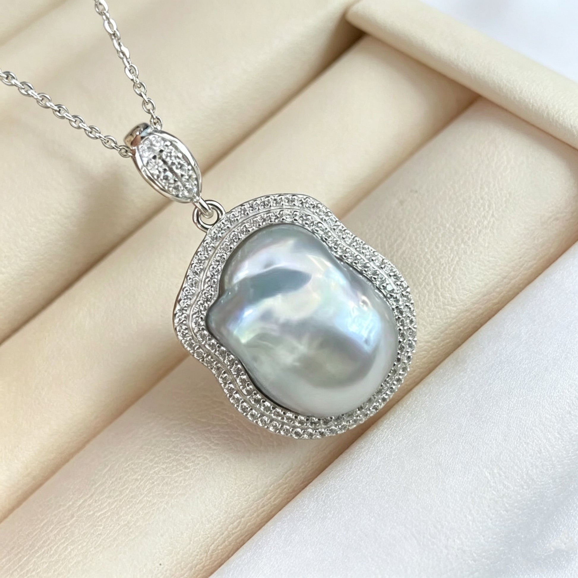 “Touch” Seawater Australian-White Baroque Pearl Featured Pendant Collection Snow Pie