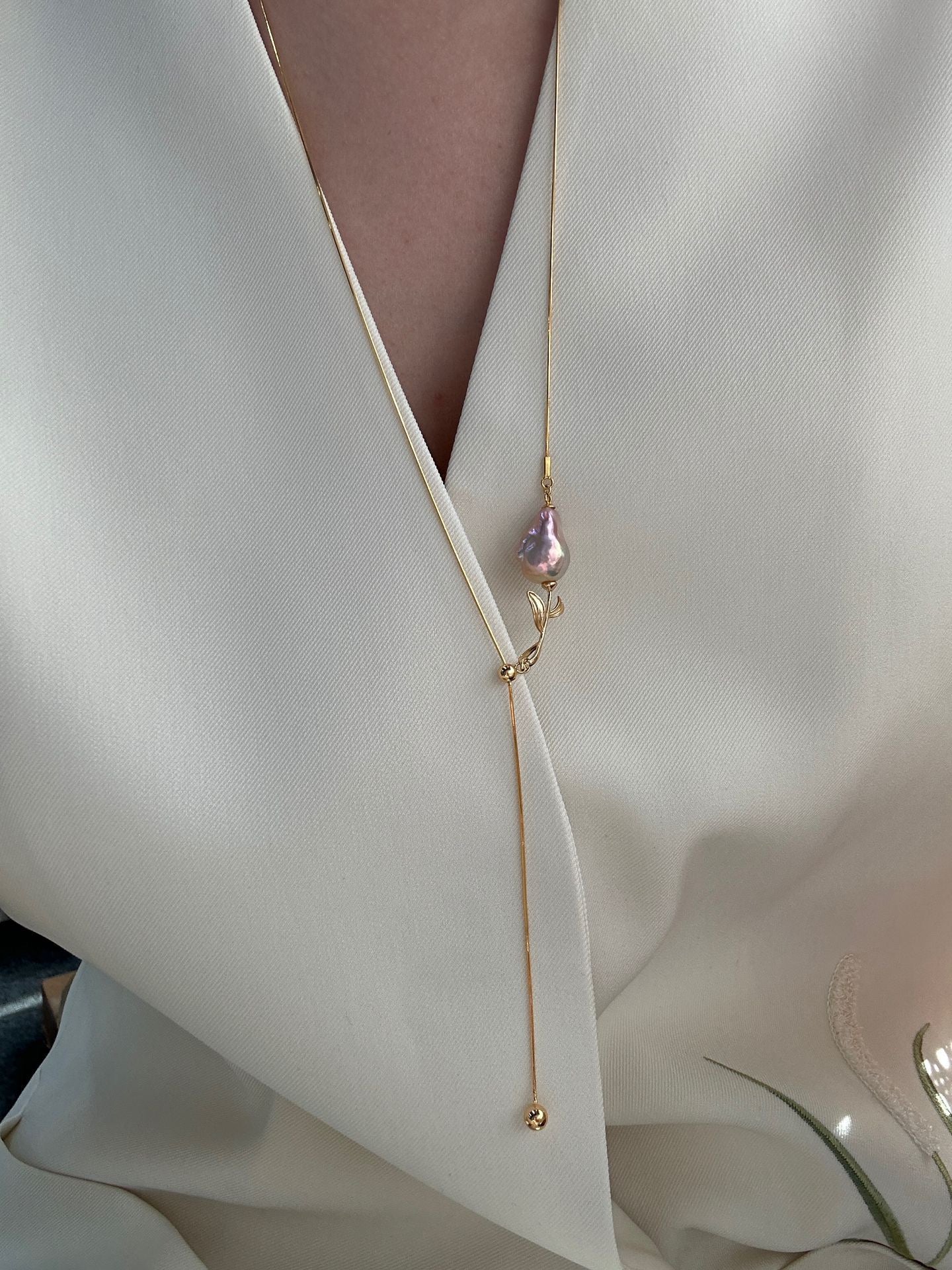 The Tale of Roses: Gold-Toned Adjustable Pink Baroque Sweater Chain