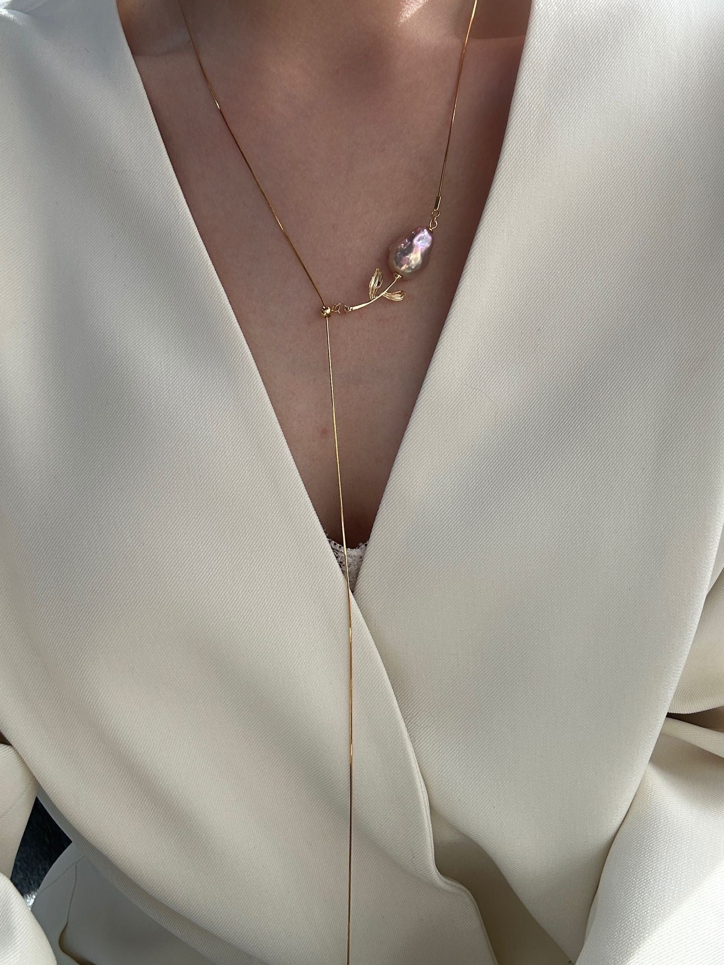 The Tale of Roses: Gold-Toned Adjustable Pink Baroque Sweater Chain