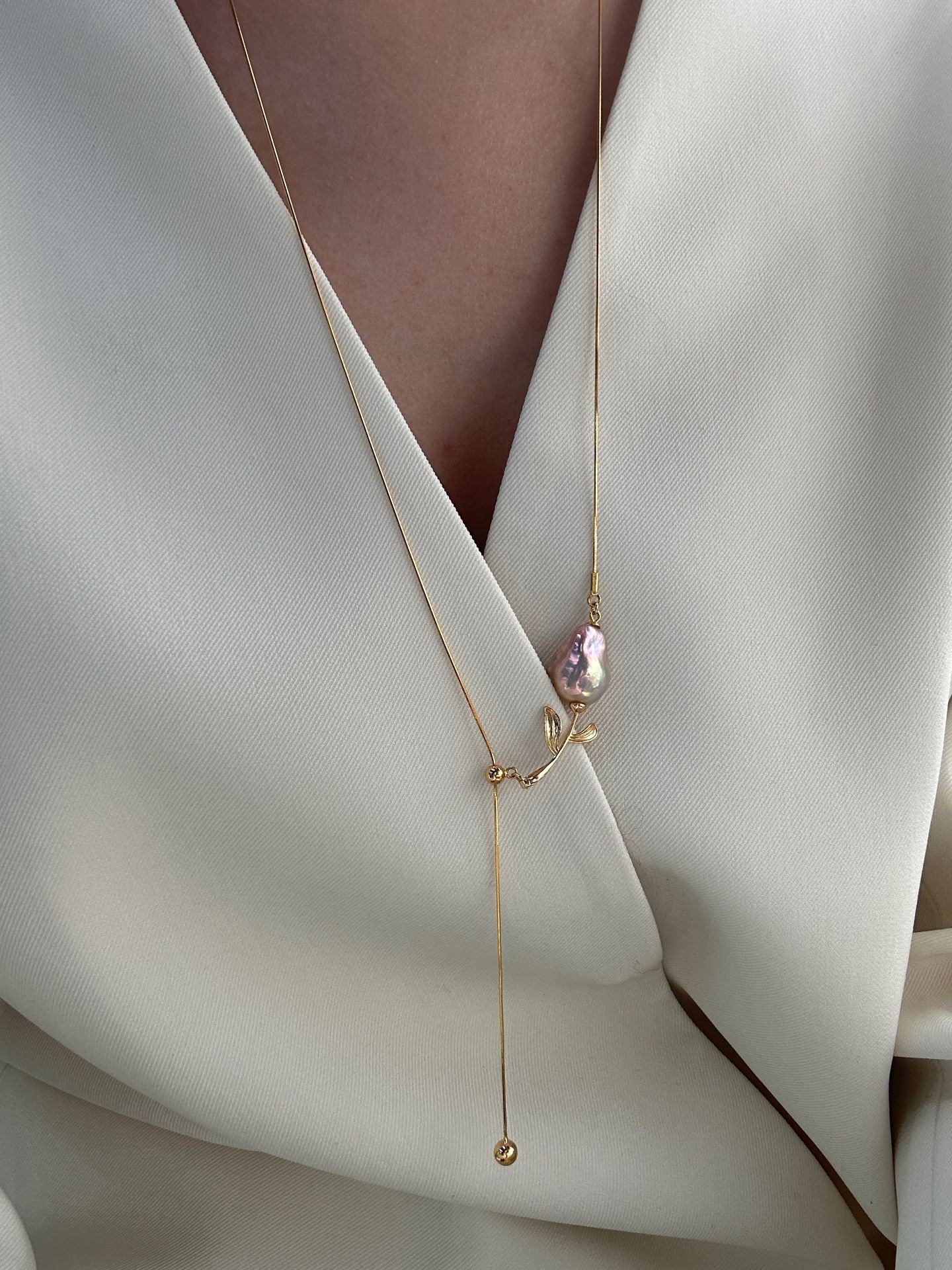 The Tale of Roses: Gold-Toned Adjustable Pink Baroque Sweater Chain