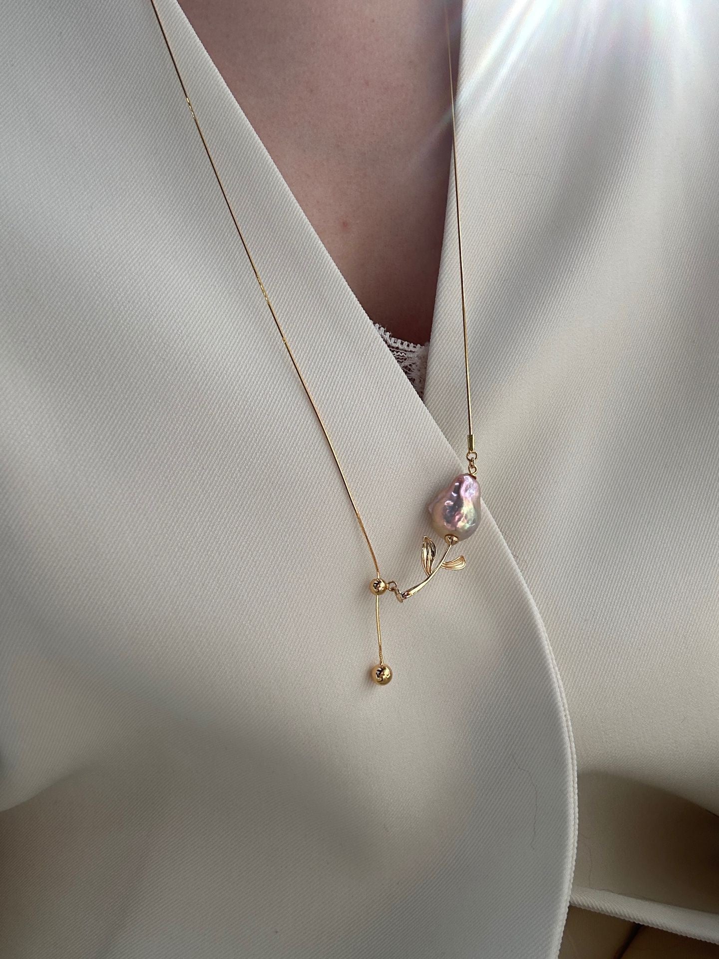 The Tale of Roses: Gold-Toned Adjustable Pink Baroque Sweater Chain