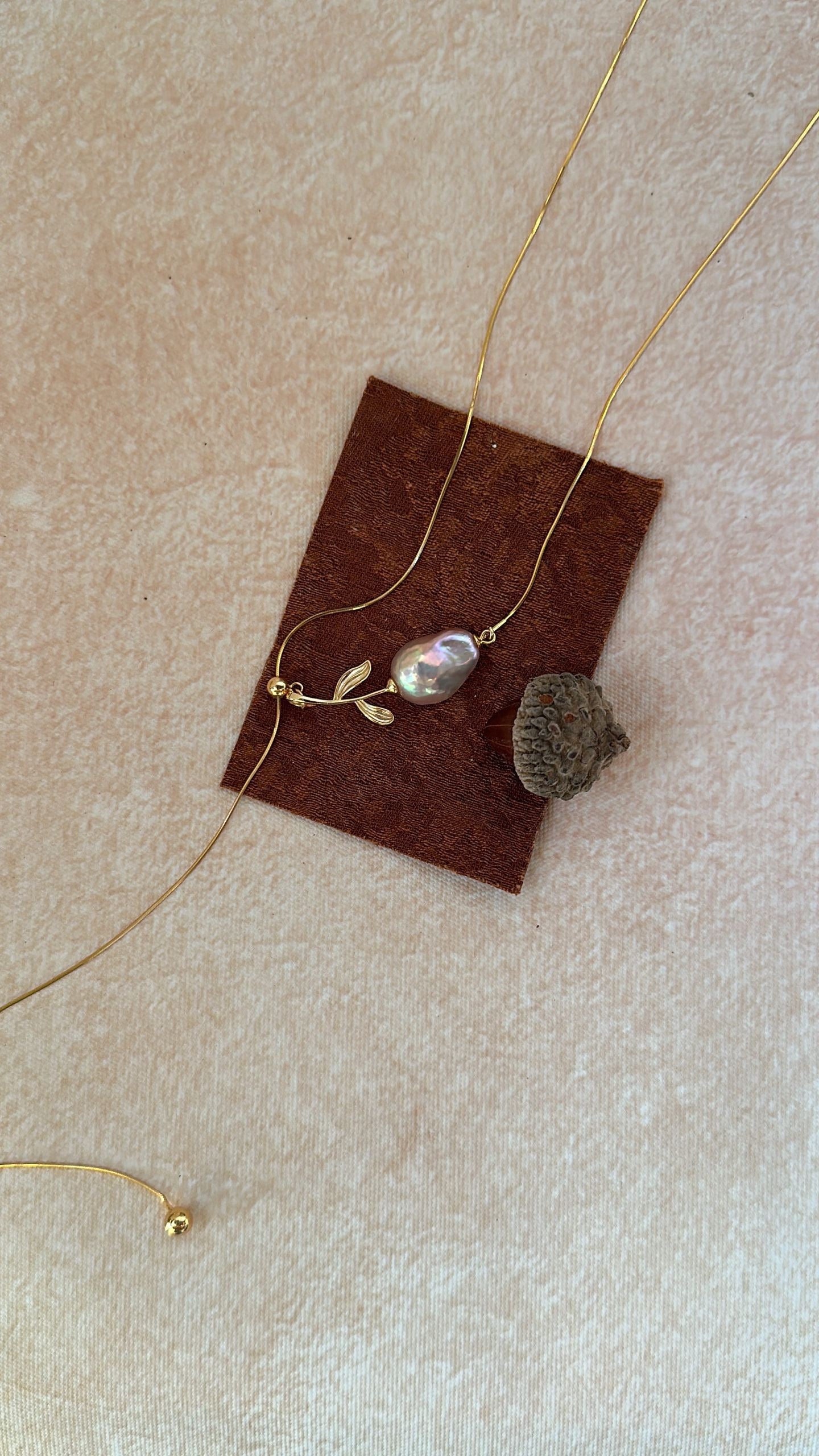 The Tale of Roses: Gold-Toned Adjustable Pink Baroque Sweater Chain