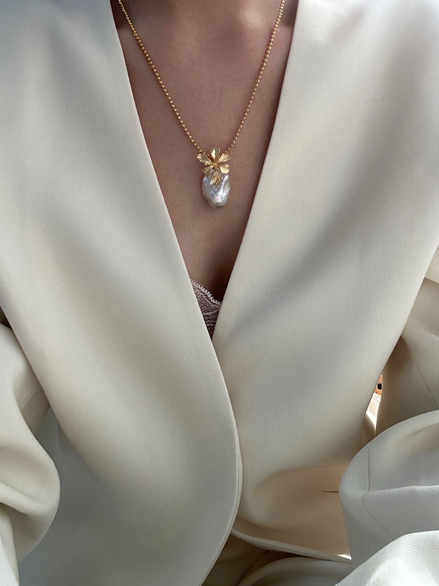 Golden Years: Gold-Toned Vintage-Style Floral Aurora Baroque Necklace