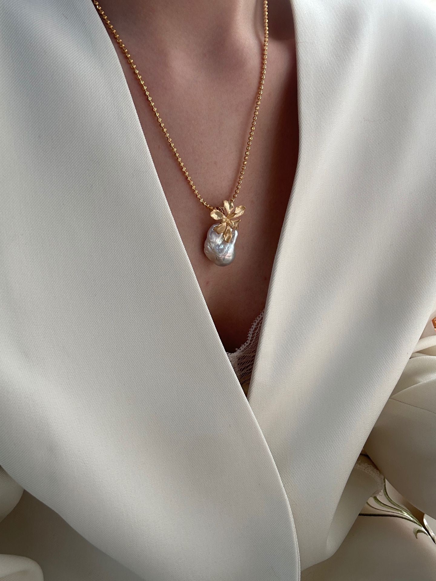 Golden Years: Gold-Toned Vintage-Style Floral Aurora Baroque Necklace